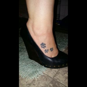 My first tattoo. I wanted 3 dog paws. 1 for tanja 1 for elmo and 1 for Whitney 3 loving dogs Who past away. #dogpaw#firsttattoo#foot