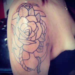 Primeira sessão, reforma âncora e rosa #1stsession #anchorandrose #tattoo #tattoodoo #shoulder