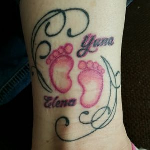 Tattoo for my daugther, about 2 months after her birth. First only got the feet and pink lettering. Black was added later to clear and spice things up a bit (you couldnt read the name anymore)