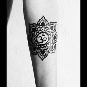 My mandala Om tattoo. Contact: estelagalligo@hotmail.com #tete #mandala #tattoo #tattoos #cool #spiritualtattoo  #spiritual #vegan #zen #budishm #beautiful #Tattoodo