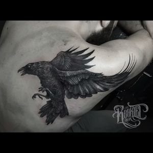 Awesome detailed black & grey crow/raven/bird in flight tattoo #dreamtattoo #mydreamtattoo