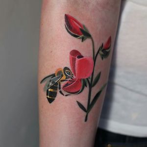 Awesome red flowers & yellow bubble bee tattoo #dreamtattoo #mydreamtattoo