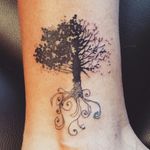 Nr35 for Karina #madebysarahdhont #tattoo #lines #linework #black #fineline #finelinetattoo #treeoflife #tree
