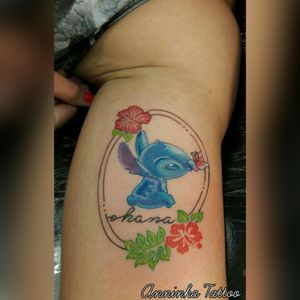 Stitch ♡♡♡♡ tattoo made by tattoo artist Anninha Tattoo #anninhatattoo #disney #disneytattoo #stitch #stitchtattoo #flower #flowertattoo