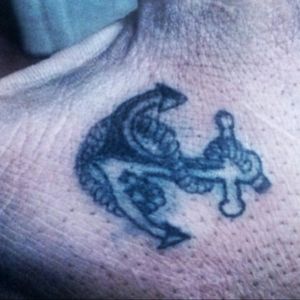 #minimalist #ancla #coverup Uno de mis primeros tatuajes realizado a un amigo de la familia para tapar un simbolo nazi ☺