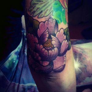 And again, spontaneously made one day i was bored. Just to fill some space #flower #peony #peonytattoo #elbowtattoo
