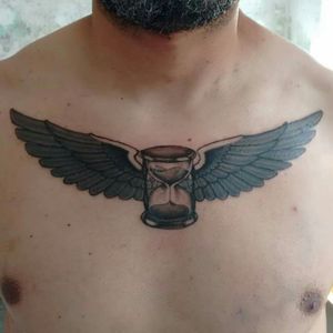 Sou designer e ilustrador, e ainda não sou tatuador.Pretendo me aprimorar e entrar de vez nessa arte tão linda que é tatuar.Está aqui minha primeira tentativa de tatuar. Primeira sessão.#Myfirsttatto #hourglass #hourglassAndwings #wings