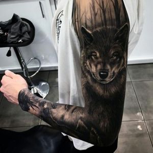 Now this is what you call a sleeve of a wolf tattoo. A little bit too dark for my taste but still a great tattoo. #dreamtattoo