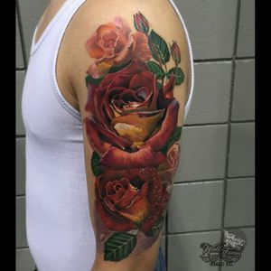 The most breathtaking hyper realistic colour roses & leaves tattoo. I want this so bad!!#dreamtattoo #mydreamtattoo