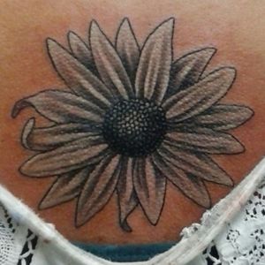 Daisy #flowertattoo #art #tattoo #tattooartist #tattooart #daisytattoo #ink