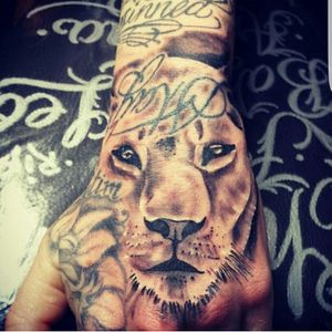 Sick lion hand tatt from my tattoo shoutout page on instagram check it out!!! @tattoo.features.shouts