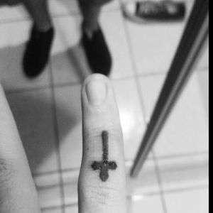 One of my fav tattoos #cross #finger #fingercross #fingertattoo