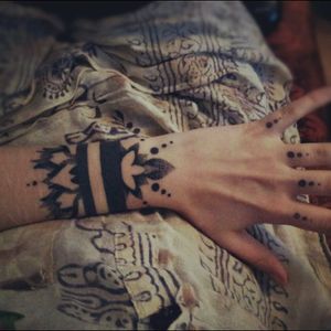 Another awesome wrist tattoo with solid black lines, flower patterns & dots/circles, with dot finger tattoos#dreamtattoo #mydreamtattoo