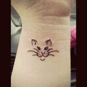 Cats are a weakness 😍 #cattattoo #cats #wristattoo #greeneyes #meow