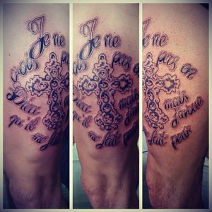 Je ne crois pas en Dieu, mais j'avoue qu'il me fait peur. #pipobazinga #tattoo ##ink #lettering #cross #religioustattoo #boog #tattooapprentice #apprentice