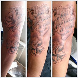 Non giudicarmi il cielo lo fa già #pipobazinga #ink #tattoo #lettering #letteringtattoo #rosetattoo #oldschool #tattooapprentice