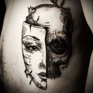 Cool concept for the design of this skull tattoo