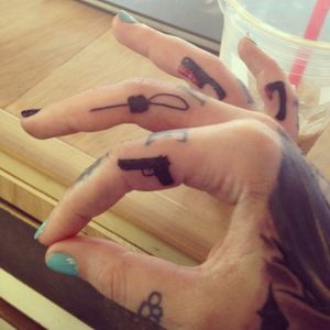 #weapons #tattooedfingers #blacktattoo #incredibletruink