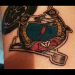 Traditional tattoo machine with samurai symbol - My 13th finished tattoo because of my bday #meaningful #tattoo #traditionaltattoo #bushido #originaldesign #linework #shading #coloring #tattoomachine #luckyhorseshoe #luckythirteen #legtattoo #CostaRicaTattoo #AndrésPeñaTattoos