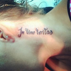 Fine line lettering - In vino veritas (In wine there's truth) cheers!#tattoo #linework #fineline #lettering #necktattoo #tattooedgirls #inkedgirl #CostaRicaTattoo #AndrésPeñaTattoos