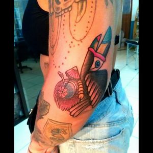 Traditional toucan tattoo #tattoo #linework #shading #coloring #customtattoo #toucantattoo #traditionaltattoo #elbowtattoo #colortattoo #tattooedgirl #inkedgirls #CostaRicaTattoo #AndrésPeñaTattoos