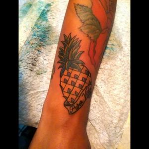 Traditional style pineapple with Pura Vida #tattoo #customtattoo #originaldesign #linework #shading #coloring #colortattoo #traditionaltattoo #pineappletattoo #armtattoo #tattooedgirl #inkedgirls #PuraVida #CostaRicaTattoo #AndrésPeñaTattoos