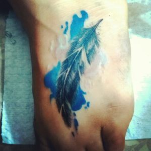 4th watercolor and one of the first feathers I did#tattoo #customtattoo #linework #shading #coloring #watercolortattoo #feathertattoo #femenine #foottattoo #tattooedgirl #inkedgirls #AndrésPeñaTattoos #CostaRicaTattoo