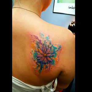 This daisy was really fun. Love that watercolor look. #daisytattoo #watercolortattoo #painterly #couldbeink #sovereigntattoo #camscott #billingsmontanatattoostudio #besttattooshopsinbillingsmontana #fusionink #neotat #customtattosbillingsmontana #tattoosbycamscott
