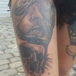 Little piece I did at the niteroi brazil tattoo convention #skull #womantattoo #blackandgreytattoo #pickoftheday #tattootime #girlwithtattoos #tattooartist #ink #tattoolover #intenzeink #sickpiece #iloveskulls