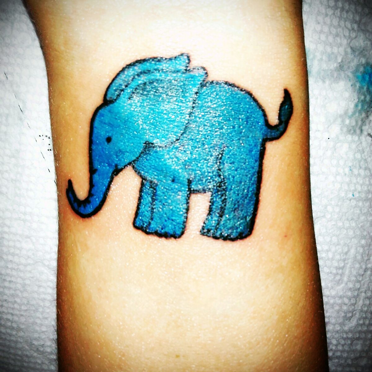 Символ слона значение. Тату слон. Татуировка Слоник. Тату Слоник маленький. Голубой слон тату.