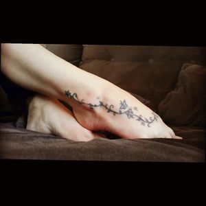 8 years latter, and I still love my first tattoo... Is it weird?! Hahaha #FlowerTattoo #Flower #MyFirstTattoo #FootTattoo #Foot #HappyFeet
