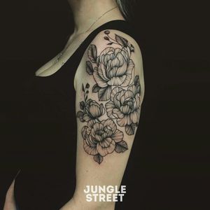 #Flowers on the sholder done by #Julia at the #JungleStreet tattoo sudio. For real there are some good tattoos done there. Check them out!