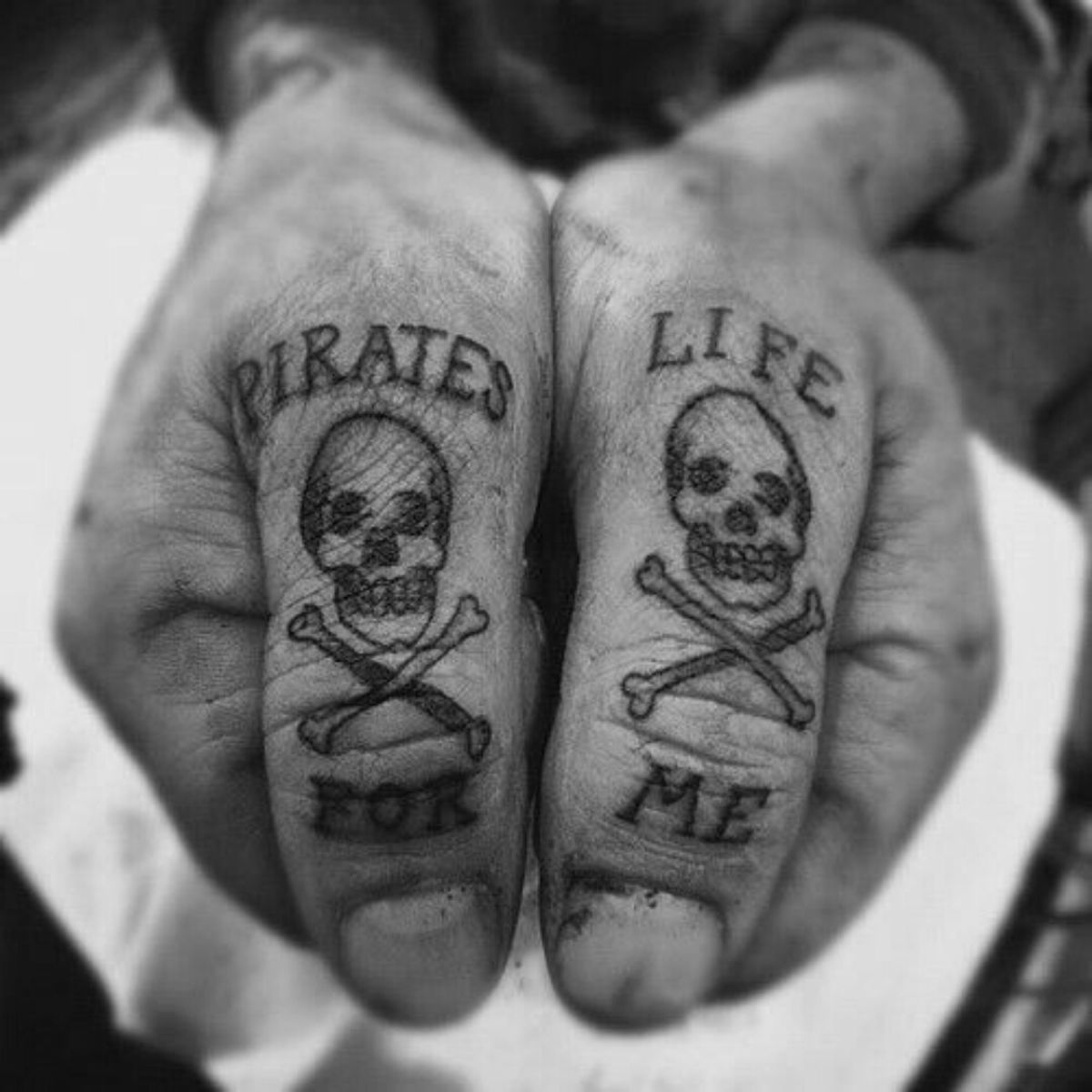 Мужские тату на пальцах пиратскими