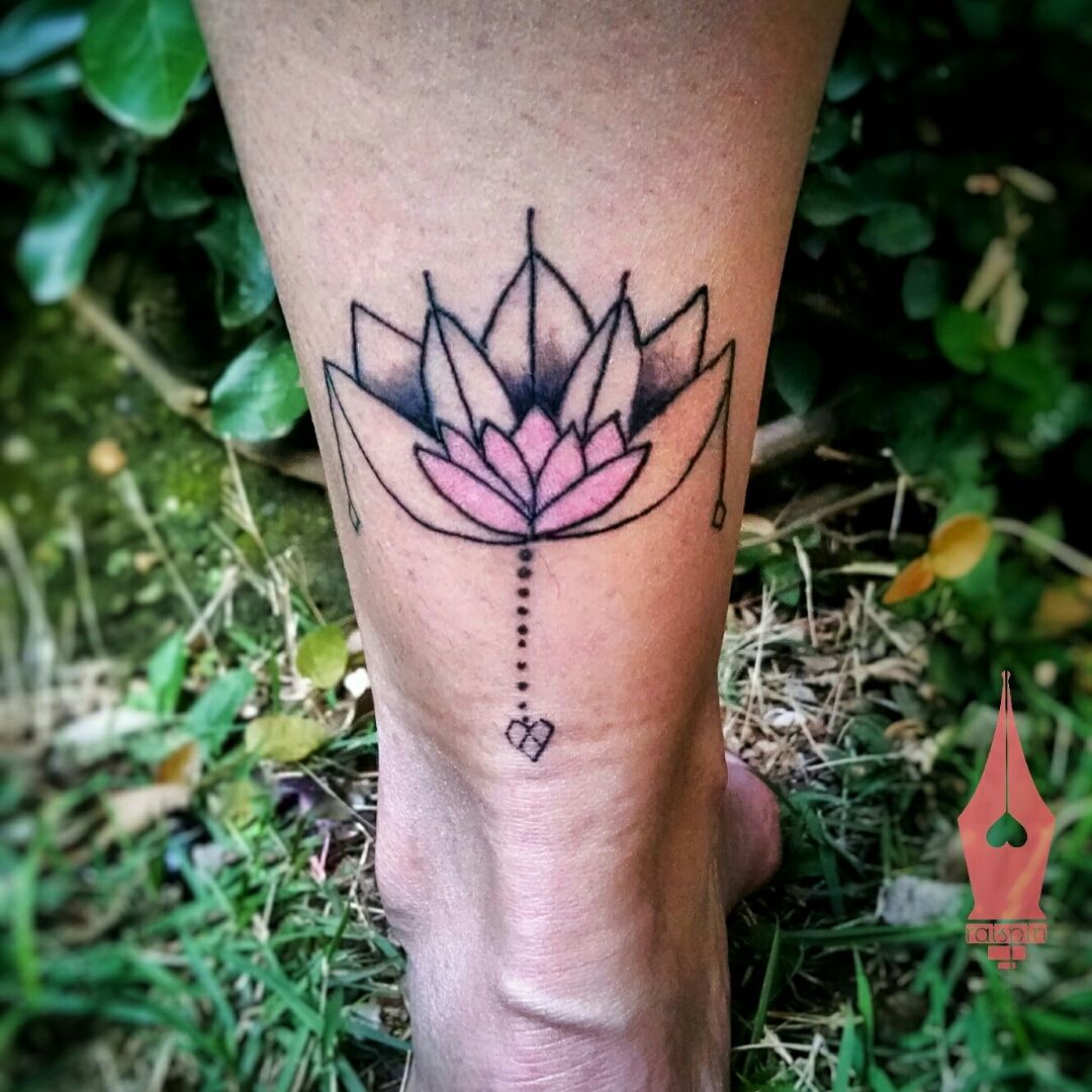 Tattoo uploaded by Raissa Pinto • Lotus tattoo. #lotus #geometric #tattoo  #tattooapprentice • Tattoodo