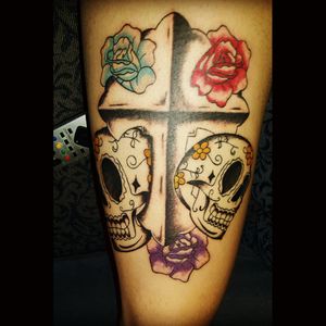 Done to commemorate my accident. Sometimes we can joke with the Death.#mexicandeath  #mexicantattoo #mexicanskull #jesuscross #wildrose #blueroses #bloodyrose #tattoo #smilingskulls