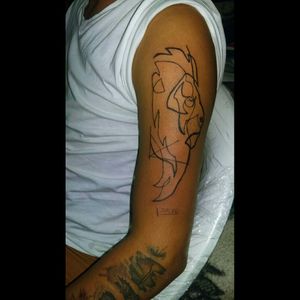 Lion tattoo lineal.