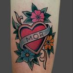 Heart by @stefbastian  For info or bookings pls contact us at art@royaltattoo.com or call us at +45 4920270 #royaltattoo #royaltattoodk #royalink #royaltattoodenmark #traditional #heart #mor #mom #flower #banner