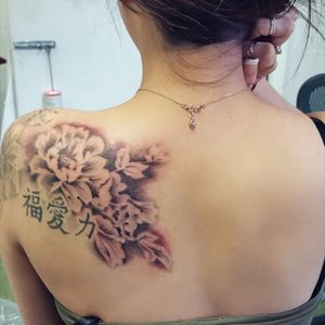 #peonytattoo  #peony #tattooedgirls  #oriental #flowers #chinese #asian #chinesewriting #love #back #shoulder #blackAndWhite  #realistic #floral #japanese