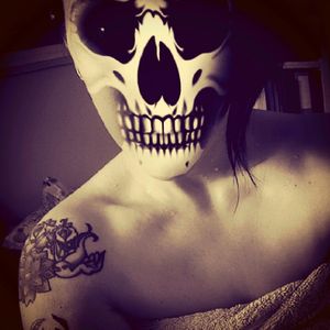 Bad girl 💀💩#TattooGirl  #love #tattoodobabes #girlytattoo #fuckingunicorn #shoulder #camelia #flower #bird #frenchgirl #frenchie #french