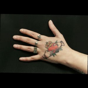 A nice traditional tattoo in her hand. #traditional  #AmericanTraditional  #heart  #hand  #colored