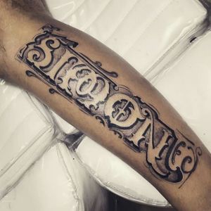 Simón tatuaje realizado con tinta dynamic efecto 3d personalizado lettering personalizado #dynamic #dynamicink #ink #3dtattoo #personaldesign #lettering #letteringtattoo #calligraphy tattoo