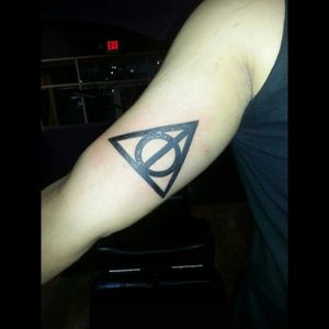 This is my first tattoo by Hermit in Live Once Ink in Carolina, PR. I decided to be the Deathly Hollows sign from the Harry Potter saga. I did this for two reasons. One: It was my first tattoo and I just wanted something simple and see if I can handler the pain. I felt some but nothing that big. And second: I grew up reading the books and watching the movies. Love the Harry Potter universe and everything related to fantasy adventure.