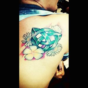 This tattoo represent the 3 faces of the goddess Hekate: the daughter, the mother and the grandmother. The Margaritas represent my sister, mother and grandmother, they all share the same name "Margarita". And the other flower is my nice Jazmyn <3 #celtic #flower #witch