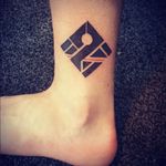 I did this tattoo on my friend... had a few teoubles with packing the solid black though.. at first I used a 5magnum but it didnt pack very well...:( anyone tips? #apprentice #geometric #squares #blackwork #blackworktattoo #adviceneeded