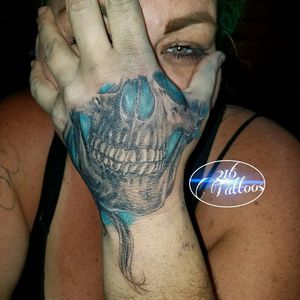 Some hate doing these #handtattoo  bt I enjoy them pretty fun piece #painful #216tattoos #216tattoosbyartdelgado #tattoo #tattoos #skulltattoo