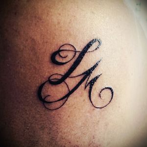 #redmonkeytattoo #redmonkey #tattoo #ink #tattooink #lettering #letters #family #daugthers #work #love #awesome #l #m #job #beautiful #black #tattooart #tattoodo #arm #shoulder
