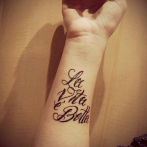 Januari 2013 - "la vita é bella", het leven is mooi#wrist #text #italy #black #lavitaebella #tattooquote
