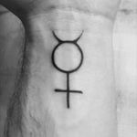 #tattoargentina #guy #symboltattoo #mercurio