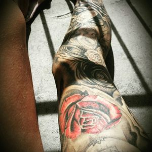 Sunny days 🌞 🌞 🌞 #roses #legtattoo #legsleeve #girltattoos #TattooGirl