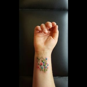Nr40 flowers for Sarah #madebysarahdhont #tattoo #lines #watercolortattoo #tattoodesign #flowertattoo #flowers #colortattoo #wristtattoo #writing #lettering #minimalism #minitattoo #microtattoo